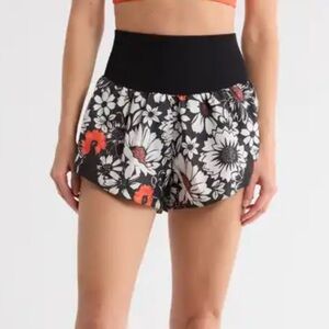 Free People FP Movement Carpe Diem Shorts in Tuxedo Daisy Print - Large